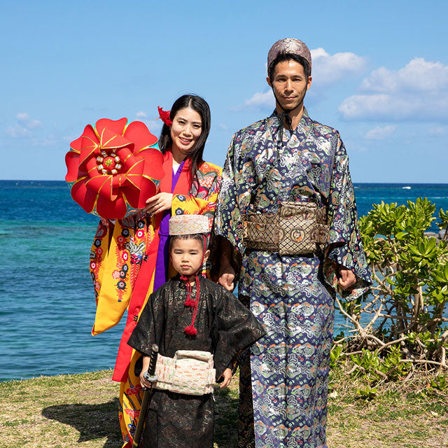 Commemorative photo in Ryukyu costume