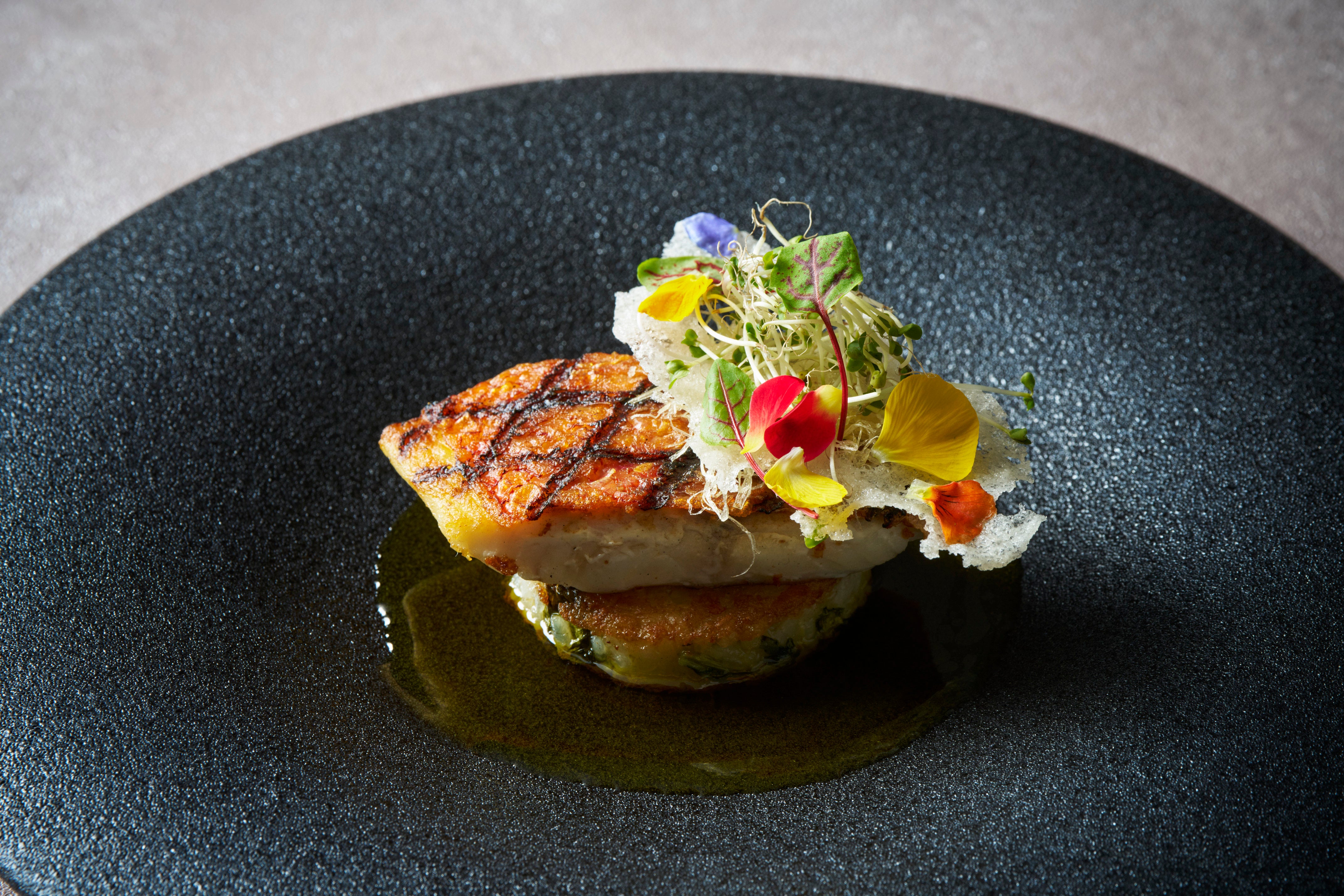 近海魚のグリル　サフラン風味のコンソメとともに